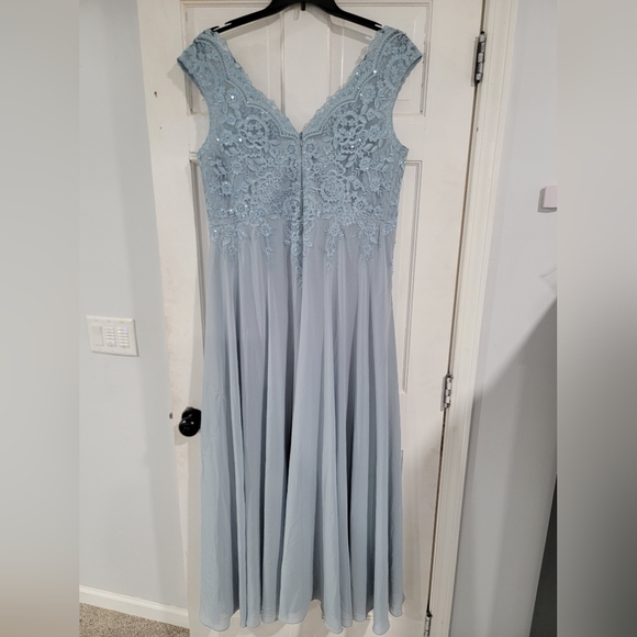 Oleg Cassini scalloped lace v-neck chiffon dress - Picture 3 of 6